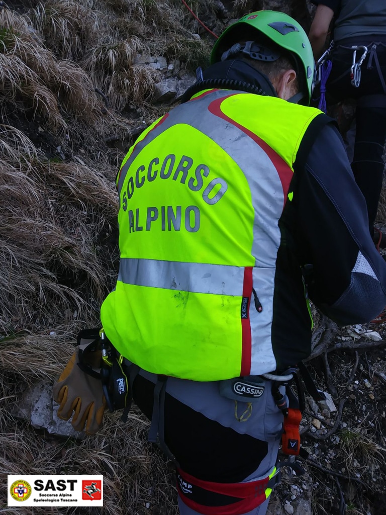 Scivola sulle Apuane per 200 metri, salvo per miracolo