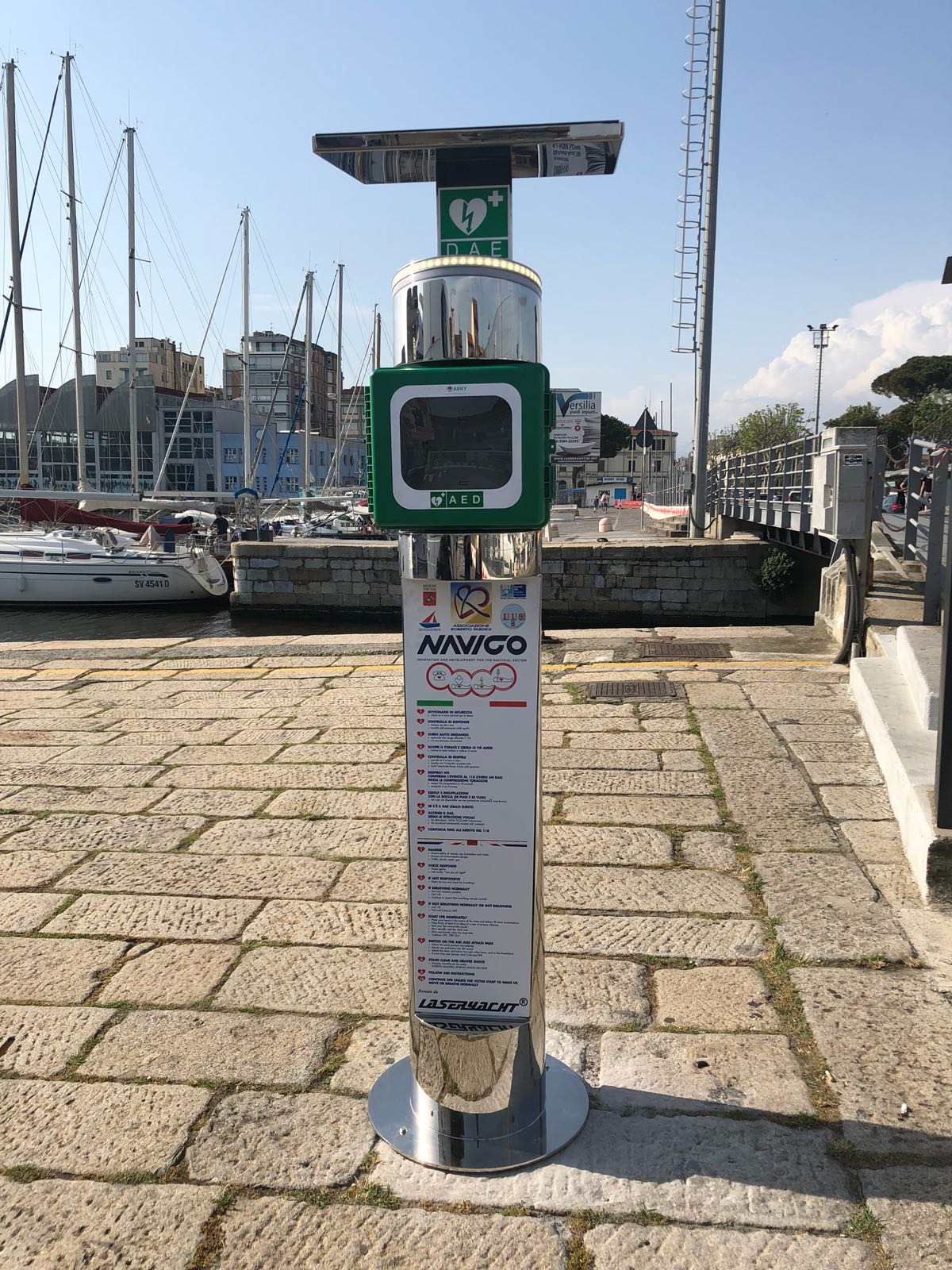 Un totem con defibrillatore in Darsena