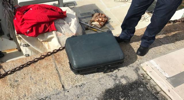 Valigia sospetta in un canale, all&#8217;interno la carcassa di un cane
