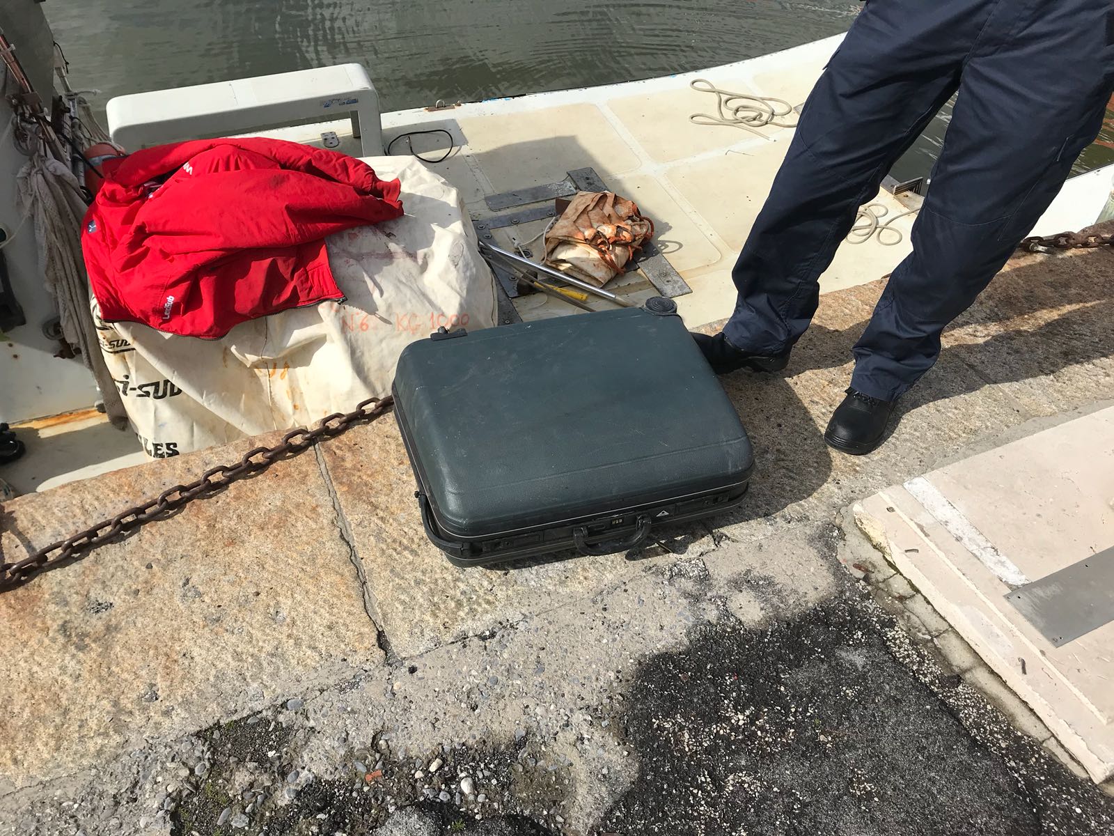 Valigia sospetta in un canale, all’interno la carcassa di un cane