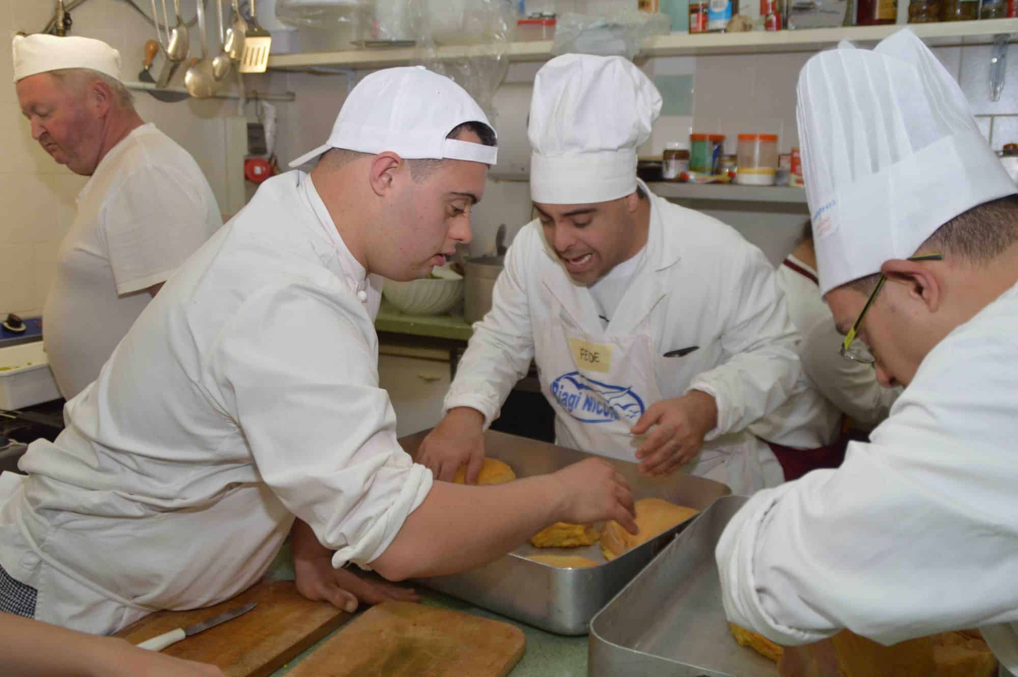 Cioccolatini e biscotti solidali per Aipd Versilia