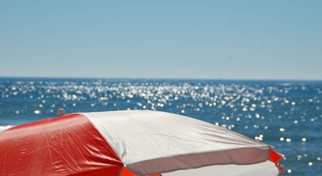 Viareggio: la spiaggia libera lungo il molo diventa attrezzata, 15 ombrelloni per le fasce più bisognose