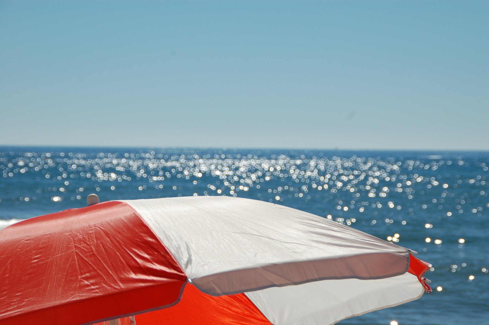 Viareggio: la spiaggia libera lungo il molo diventa attrezzata, 15 ombrelloni per le fasce più bisognose