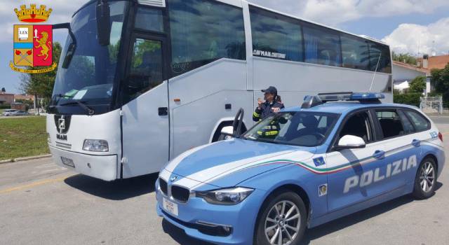 447 veicoli controllati sulle strade toscane, fermato un bus non in regola