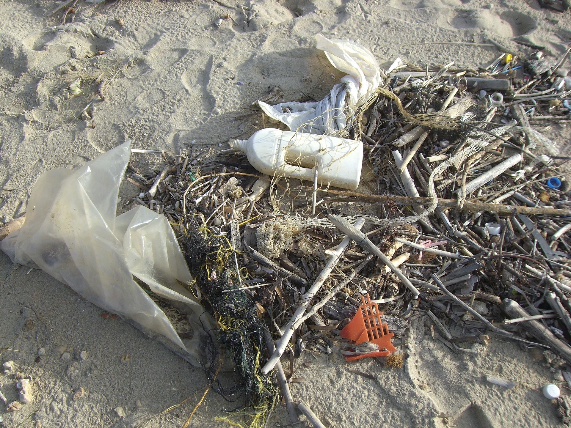 Spiagge pulite, tre giorni di incontri sull’inquinamento da plastica