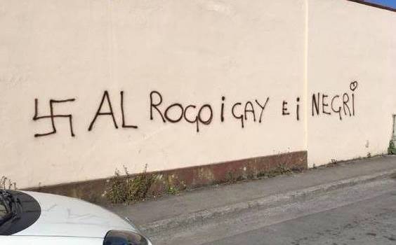&#8220;Al rogo gay e negri&#8221;, Viareggio si risveglia con svastiche e &#8220;W Salvini&#8221;