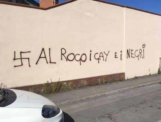 “Al rogo gay e negri”, Viareggio si risveglia con svastiche e “W Salvini”