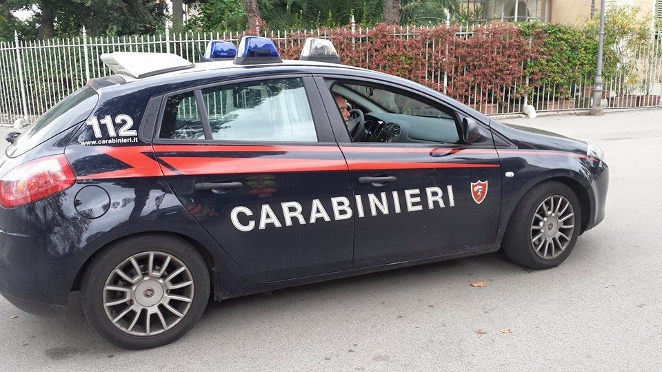 Perseguitano un uomo affetto da disturbi psichici e si impossessano della sua casa