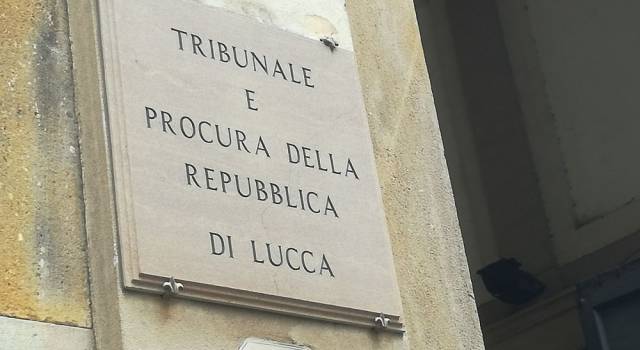 Attentato alla salute e danno ambientale, esposto in Procura per i cattivi odori a Viareggio