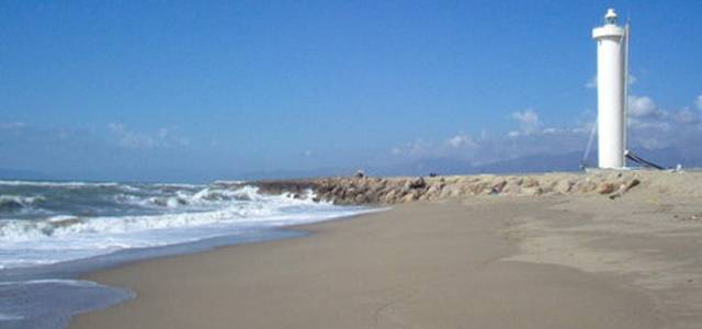 Tragedia in Darsena, anziano muore in spiaggia per un malore