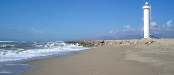 Tragedia in Darsena, anziano muore in spiaggia per un malore