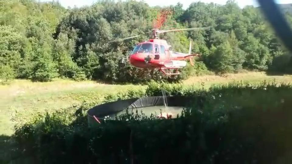 Si fa male a una gamba in una zona impervia, recuperata dai vigili del fuoco