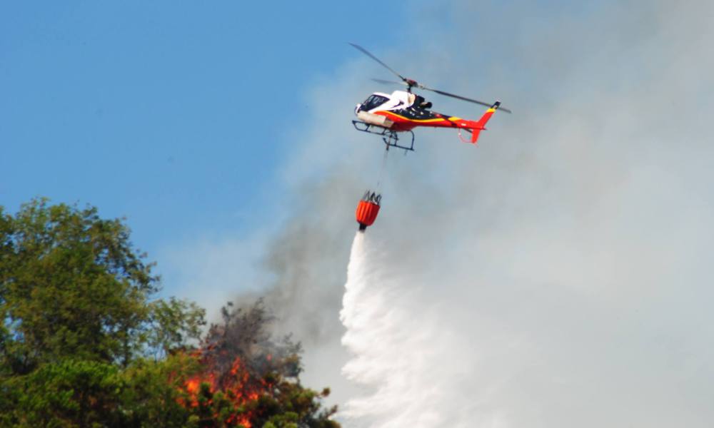 Incendio sul Monte Prana, a Camaiore. Sul posto un elicottero