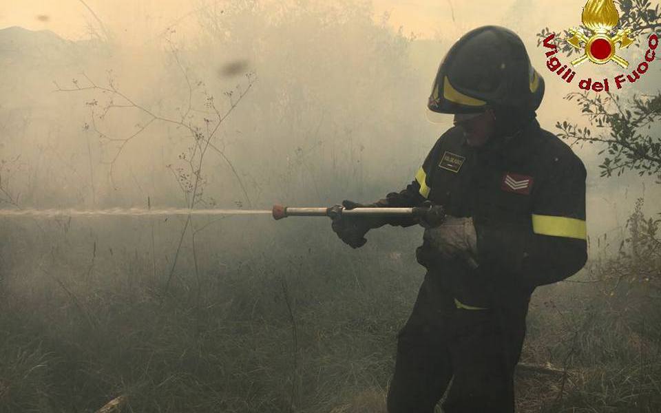 Fiamme nel garage, distrutti un’autovettura e uno scooter