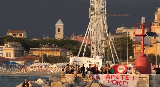 &#8220;Aprite i porti&#8221;, mobilitazione e striscioni sul molo di Viareggio contro il razzismo