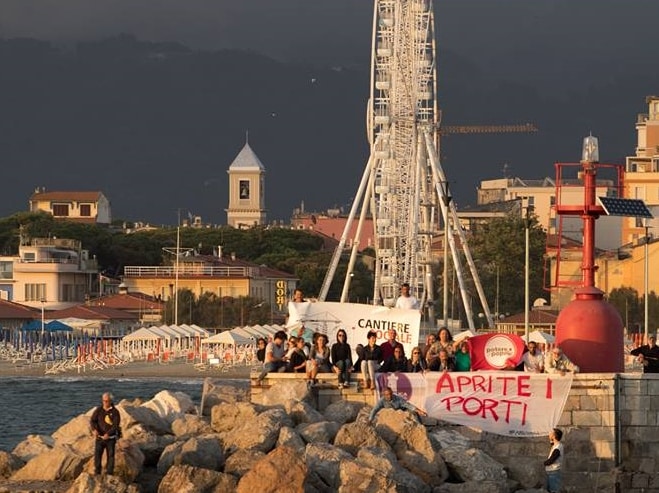 “Aprite i porti”, mobilitazione e striscioni sul molo di Viareggio contro il razzismo