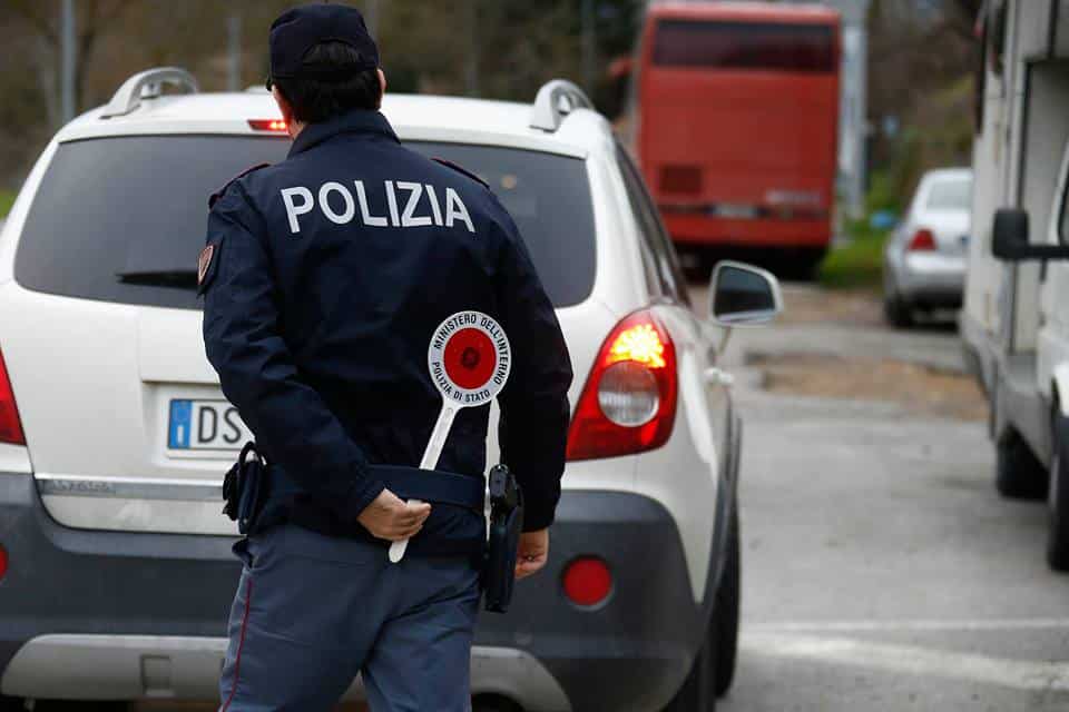 Guidava ubriaca con le gomme dell’auto scoppiate