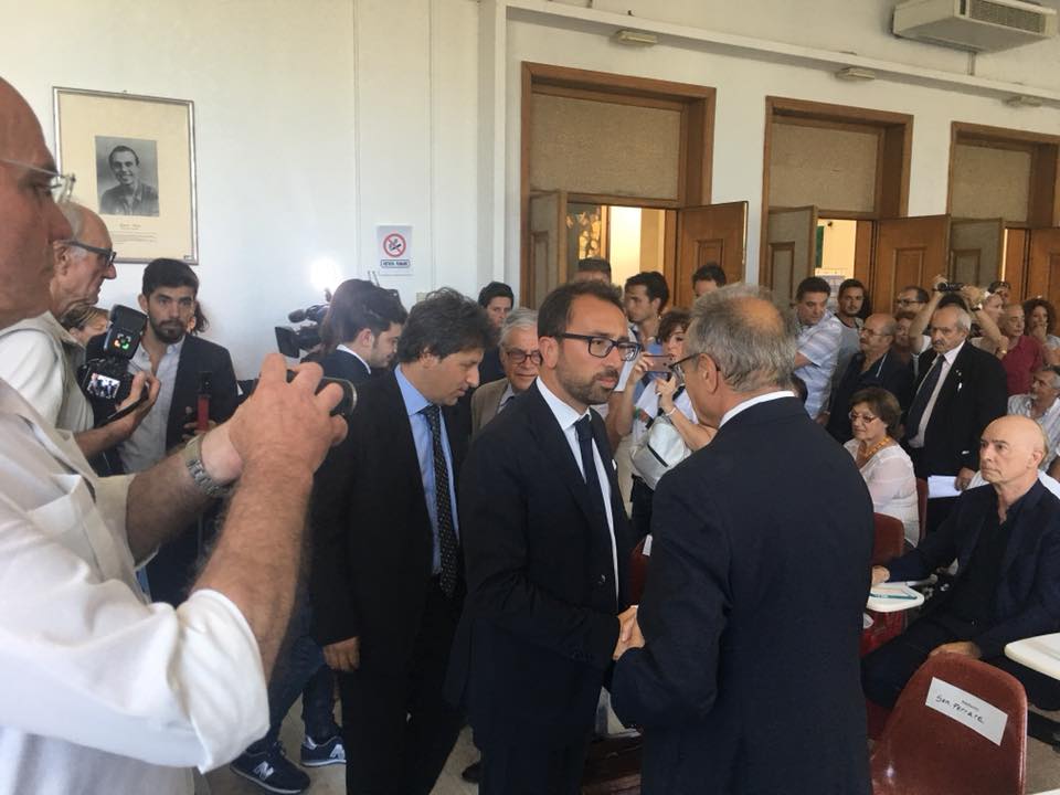 Strage, a Viareggio il ministro Bonafede: “Sulla prescrizione faremo riforma: si chiamerà Legge Viareggio”