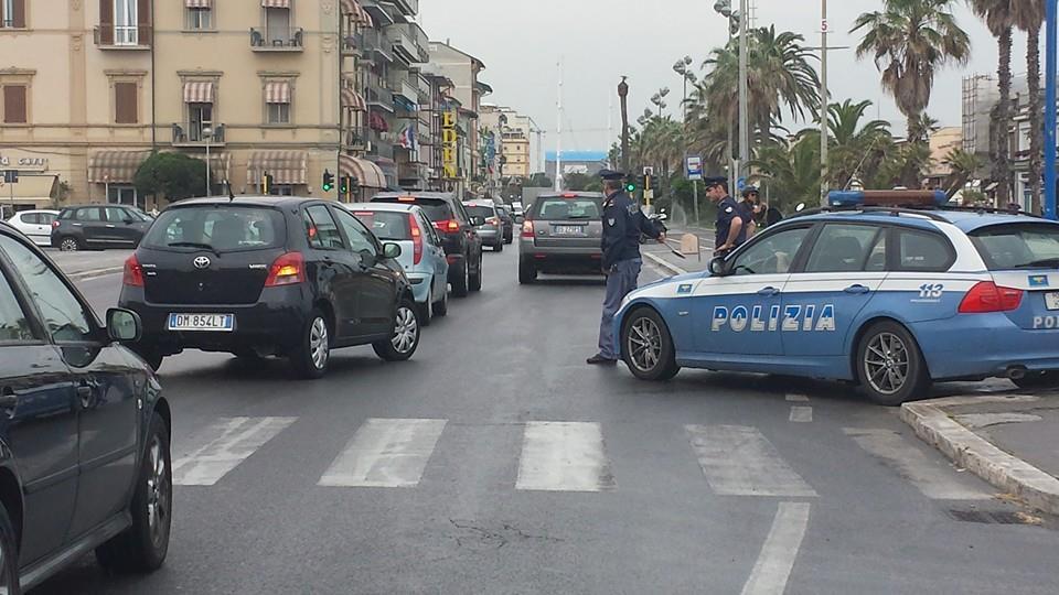 Si aggiravano con fare sospetto in uno stabilimento balneare di Viareggio, foglio di via per 4 rom