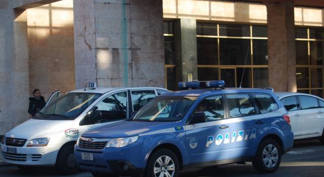 Giovani fermati alla stazione di Viareggio, uno fugge: sequestrate le bici