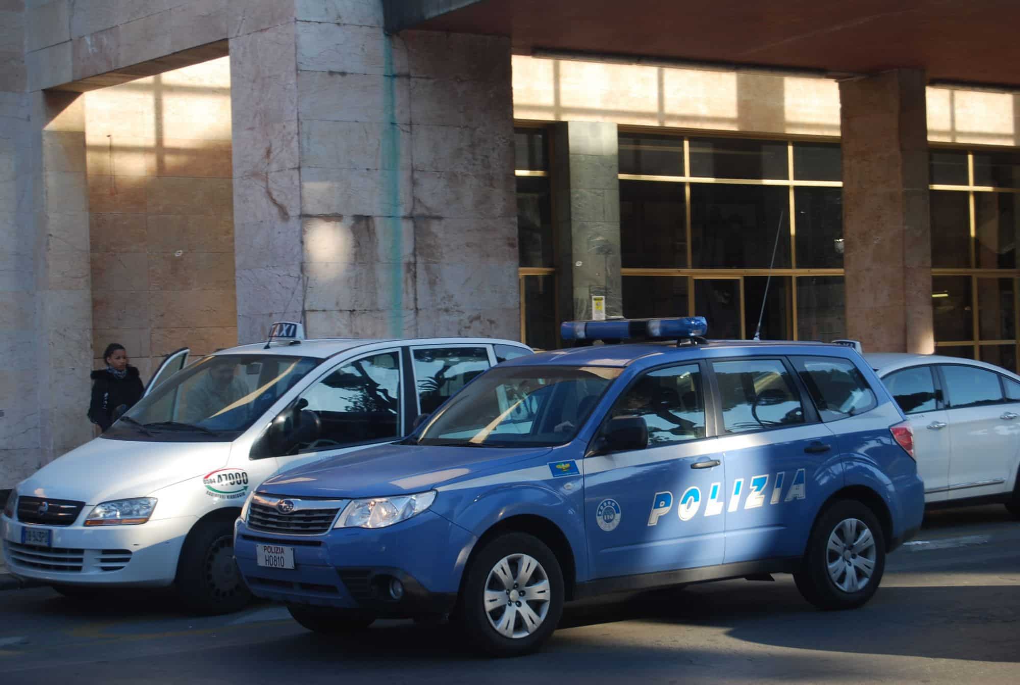 Si sdraia sui binari alla stazione di Viareggio per togliersi la vita: salvata dalla Polizia