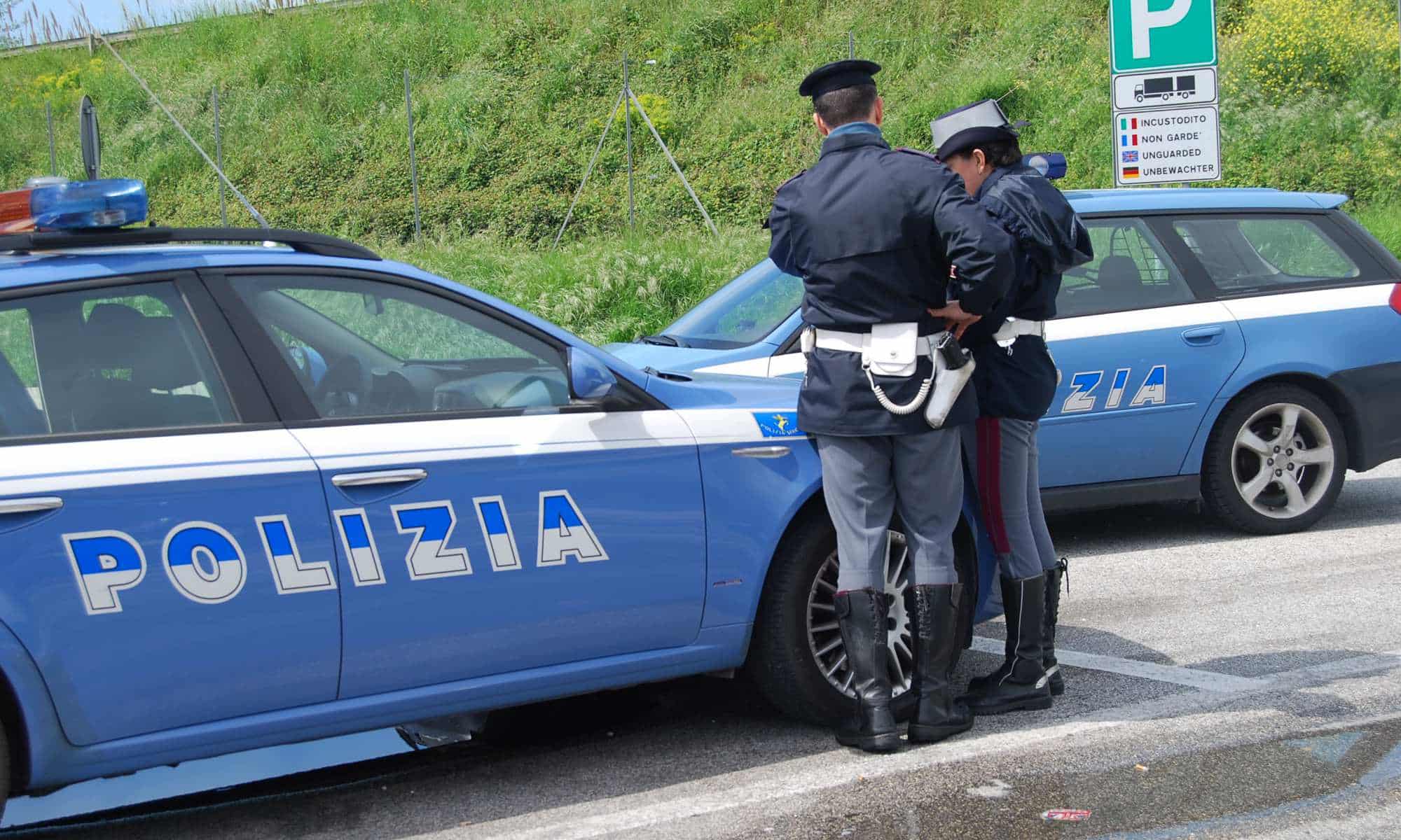 Va a sbattere contro due auto dopo aver bevuto troppo: arrestato dalla Polstrada