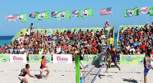 Footvolley mania al Beach Club, sfida Vip in spiaggia tra vecchie e nuove glorie calcio