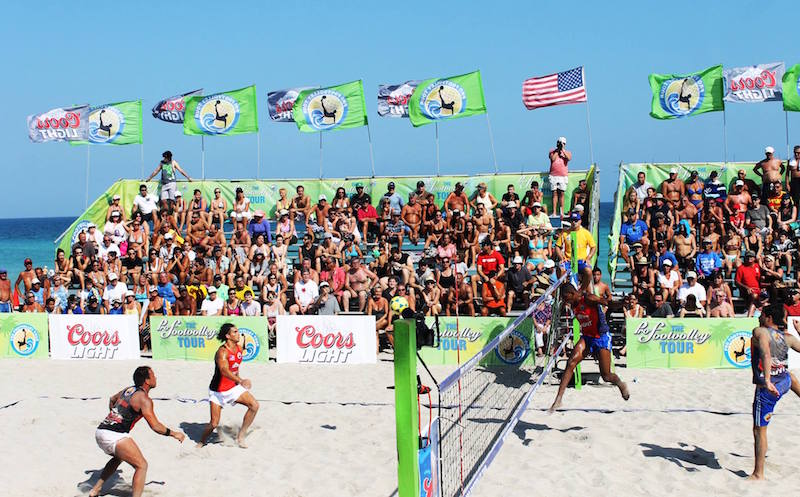 Footvolley mania al Beach Club, sfida Vip in spiaggia tra vecchie e nuove glorie calcio