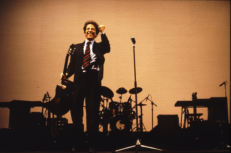 Giorgio Gaber live (ph Guido Harari)