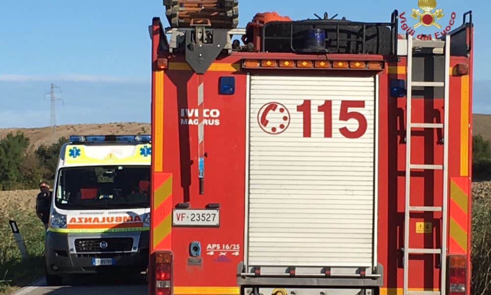 Carambola sulla Firenze Mare, auto si incastra sotto a un tir: conducente ferito alle gambe e al torace