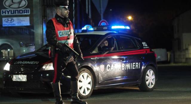 Colpisce al volto la compagna con un coltello, arrestato