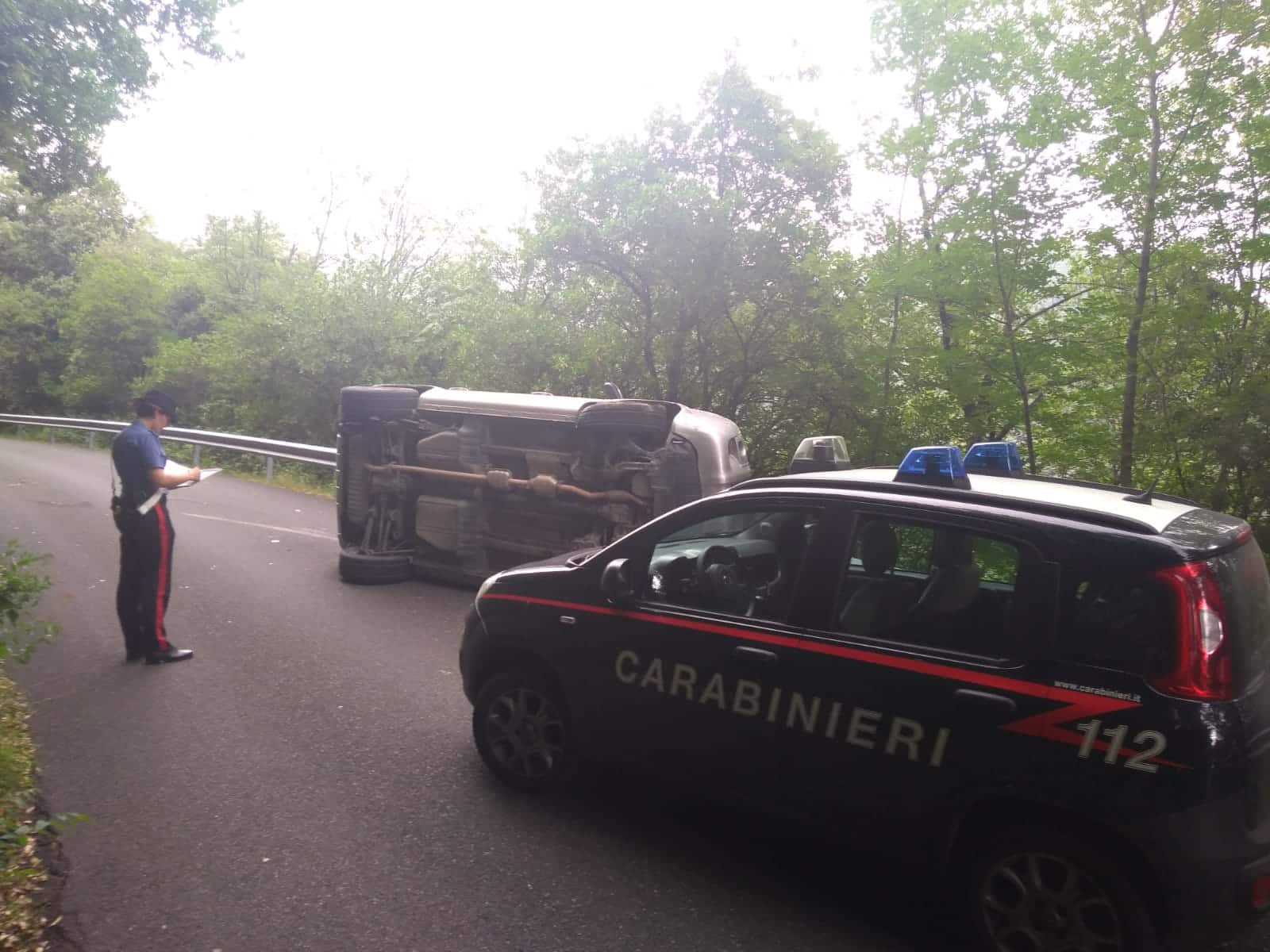 Perde il controllo dell’auto e dopo diverse carambole si ribalta