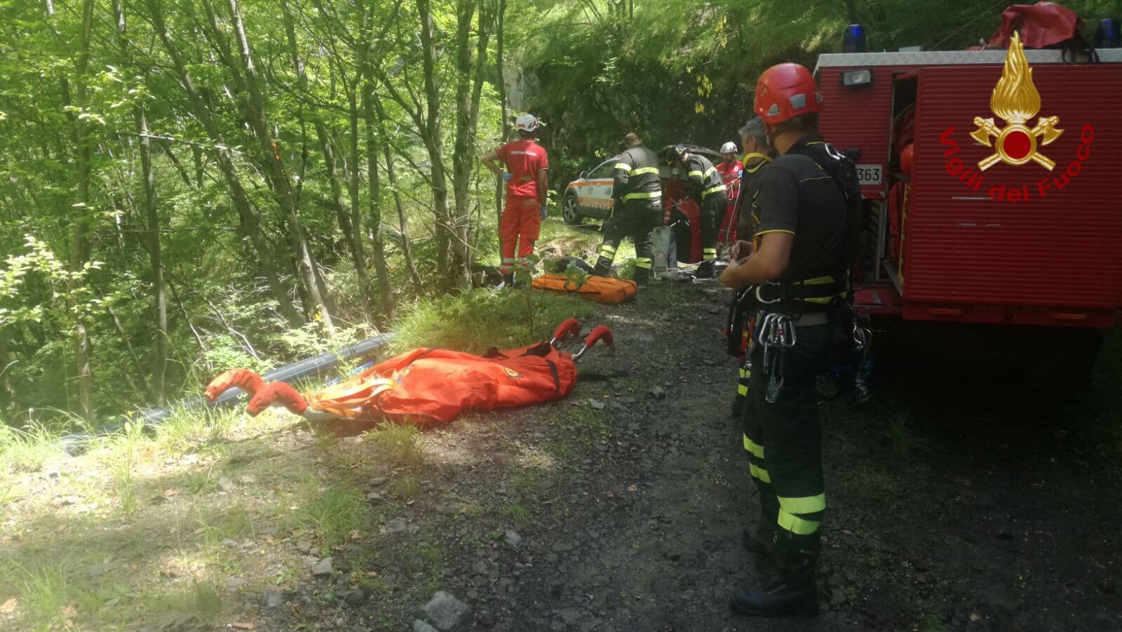 Cadono in una scarpata, feriti due motociclisti