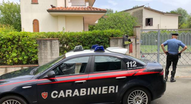 Cane su un tetto salvato da Carabinieri e Vigili del Fuoco