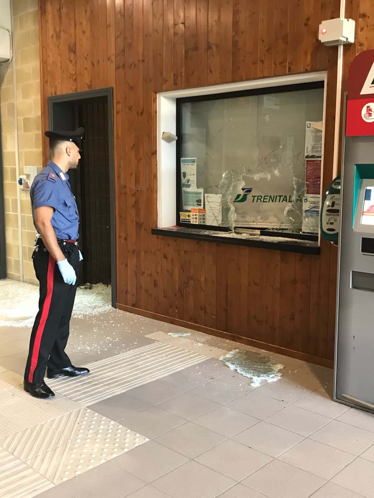 Vandali alla stazione, rotta la vetrata della biglietteria