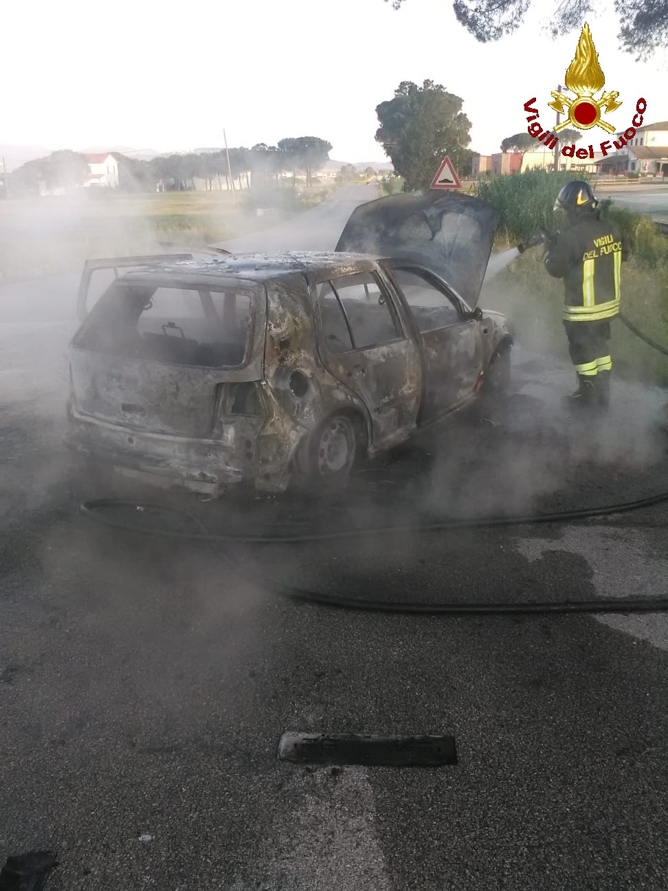 Auto a fuoco: conducente illeso