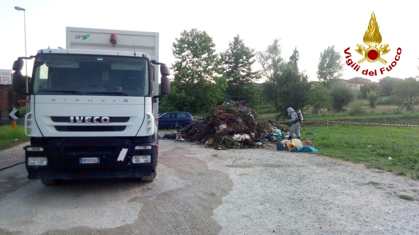 A fuoco un compattore, trovata sostanza fertilizzante non ammessa