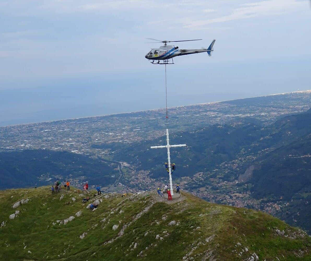 La croce del Monte Prana torna in vetta