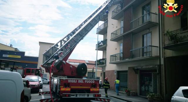 A fuoco una veranda, il fumo invade le scale del condominio: 5 in ospedale