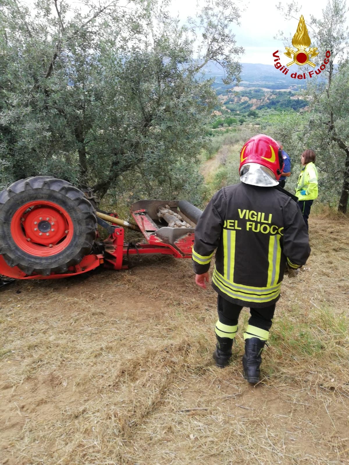 Si ribalta il trattore, muore un 64enne