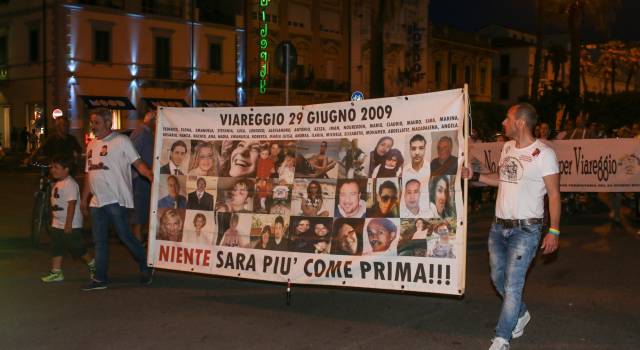 I familiari delle vittime della strage di Viareggio a San Giuliano di Puglia