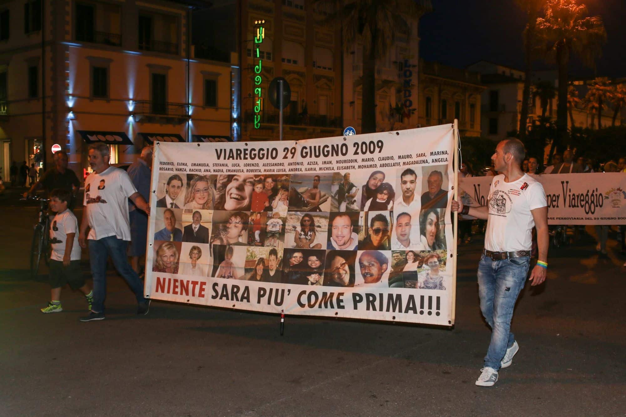 I familiari delle vittime della strage di Viareggio a San Giuliano di Puglia