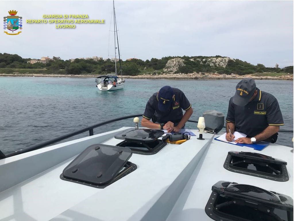 Alla fonda in un’area marina protetta, ripresi dalle telecamere: 1000 euro di multa