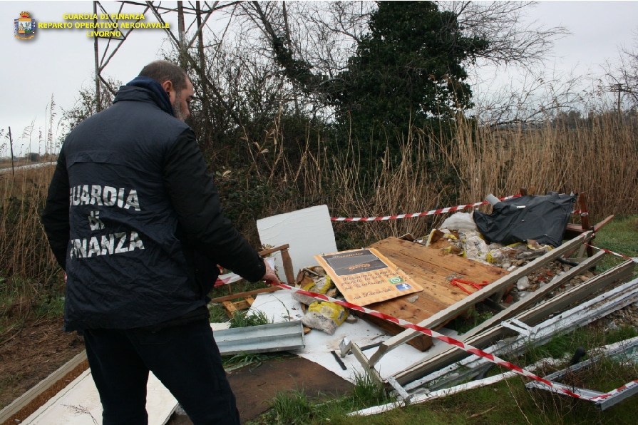 Sorpreso mentre abbandona rifiuti, denunciato gestore di uno stabilimento balneare