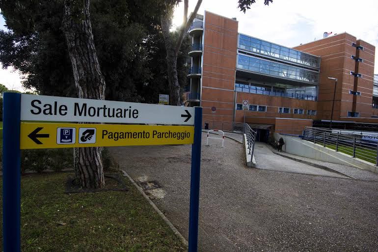 Malore in piscina, autopsia sul corpo del 19enne