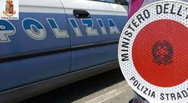 A Firenze una poliziotta afferra al volo un uomo dal muretto di un ponte: il video del salvataggio
