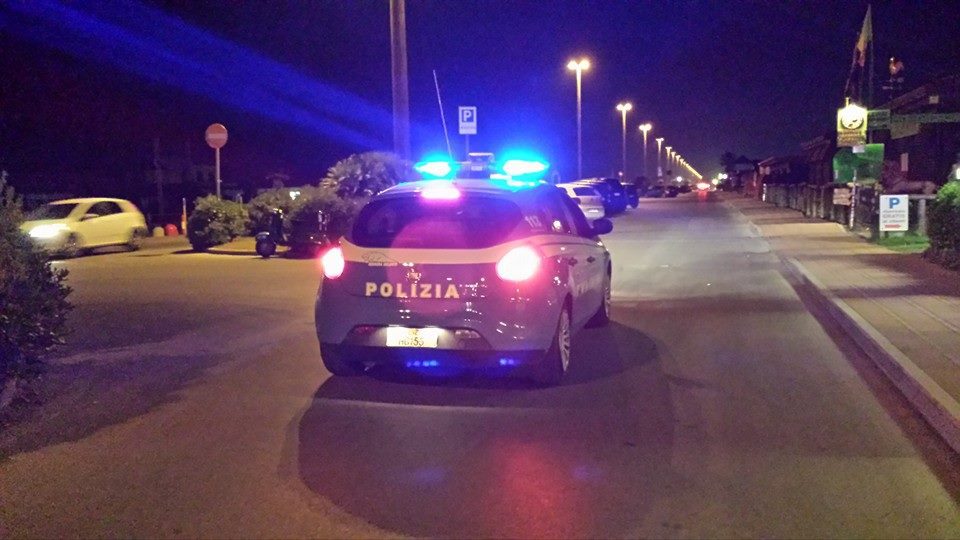 Va in escandescenze sulla Marina di Torre del Lago: arriva la Polizia