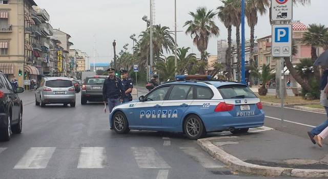 La Polizia intercetta due sospetti: allontanati da Viareggio, avevano precendenti per truffe e furti