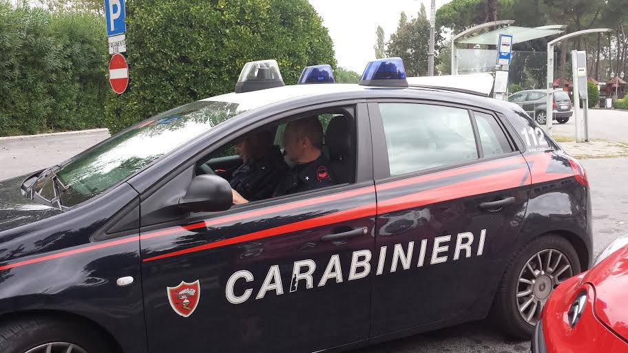 Minaccia di morte la compagna e aggredisce i Carabinieri: arrestato