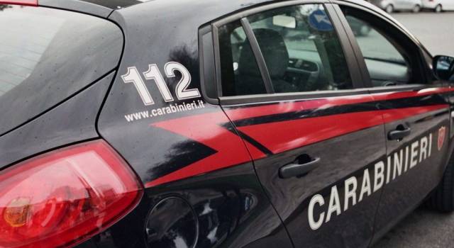 Prende a pugni la fidanzata e le ruba il cellulare: arrestato